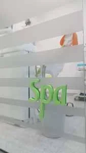 spa logo ordinacije na pregradnom zidu